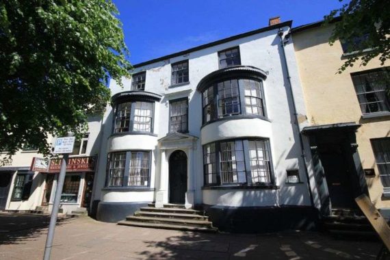 6 Bedroom Terraced